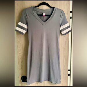 No Boundaries | Gray V-Neck Midi Dress | Size M